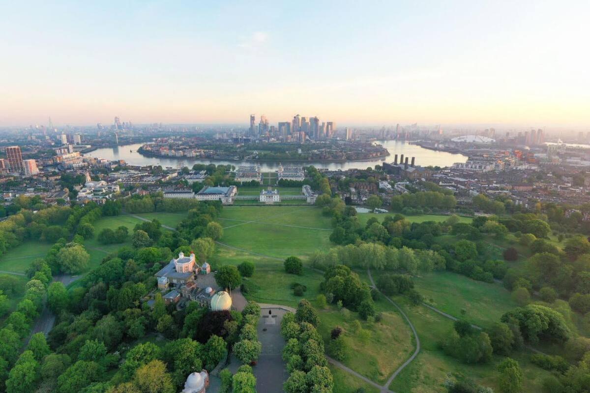 Elegant & Spacious Parkside 2-Bedroom 2-Bathroom Flat In Period Building On Blackheath Common - Private Entrance, Great Greenwich Location, Easy For O2 Arena And City! London Exterior foto