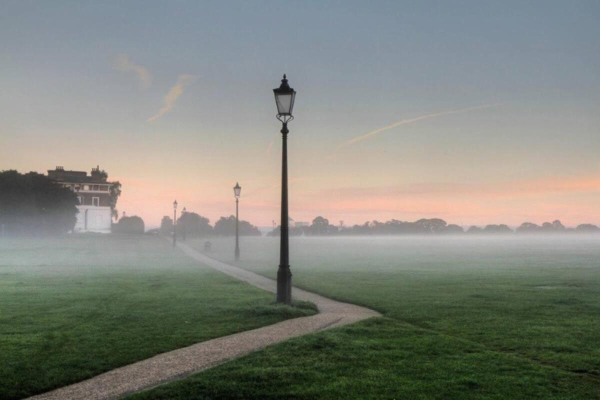 Elegant & Spacious Parkside 2-Bedroom 2-Bathroom Flat In Period Building On Blackheath Common - Private Entrance, Great Greenwich Location, Easy For O2 Arena And City! London Exterior foto